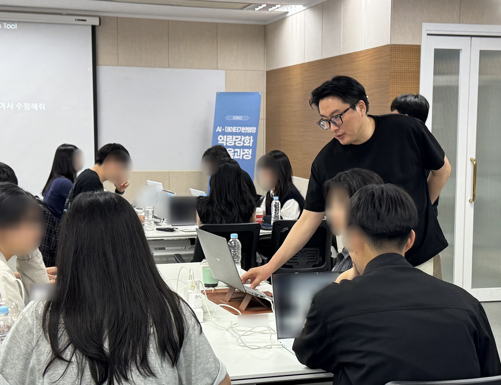 강사가 한 수강생의 노트북을 가리키며 설명을 이어갑니다.