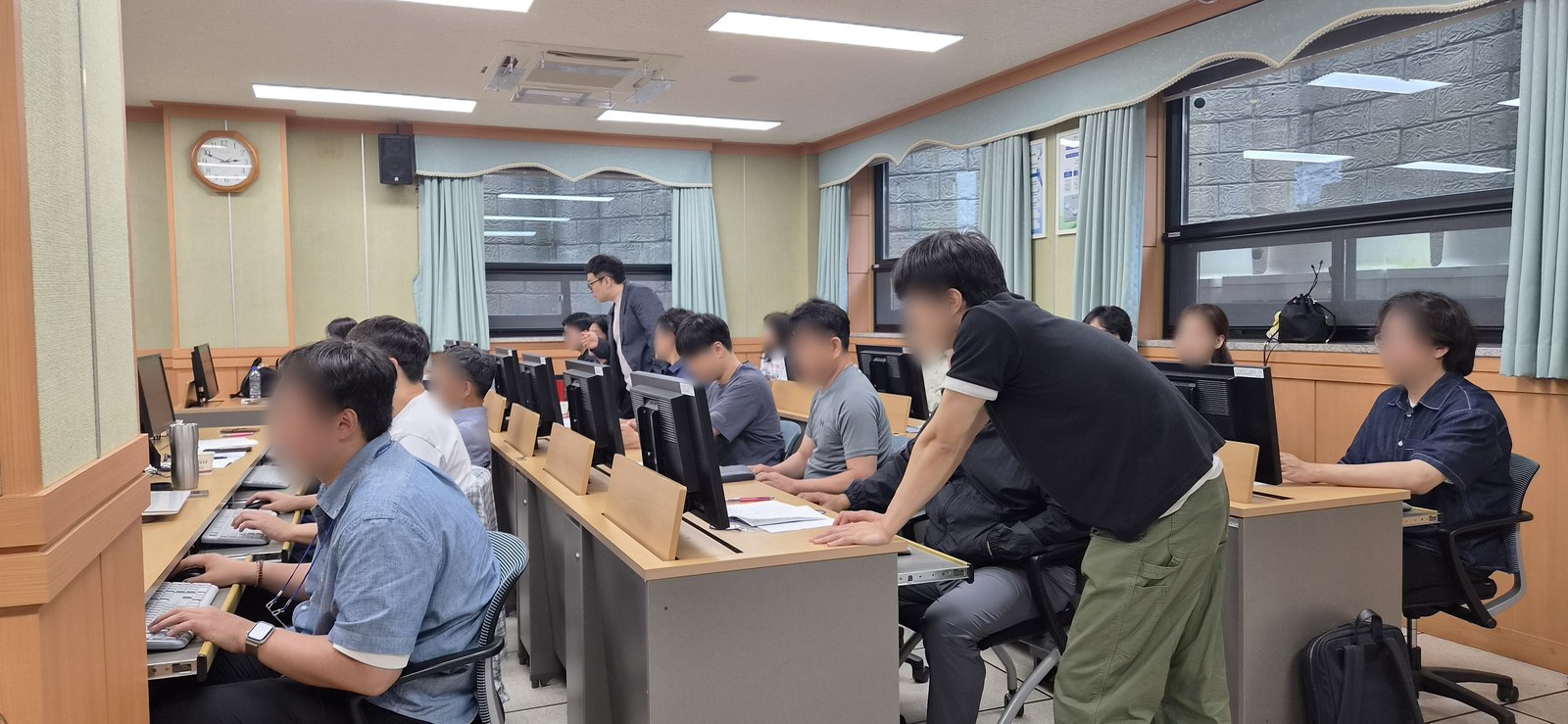 보조강사가 교육생 자리에서 실습을 돕는 과정